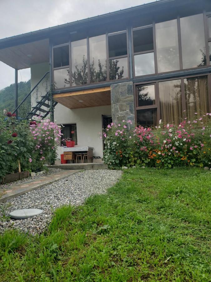 Guest House Nanu Mestia Exteriér fotografie